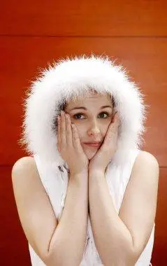 年轻的白雪公主身穿俄罗斯传统新年服装白雪公主的性感女人身穿蓝色