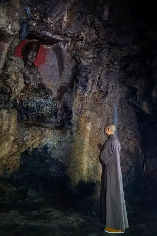 他未成年就出家还当上佛门摄影师没有什么看破红尘只是缘深