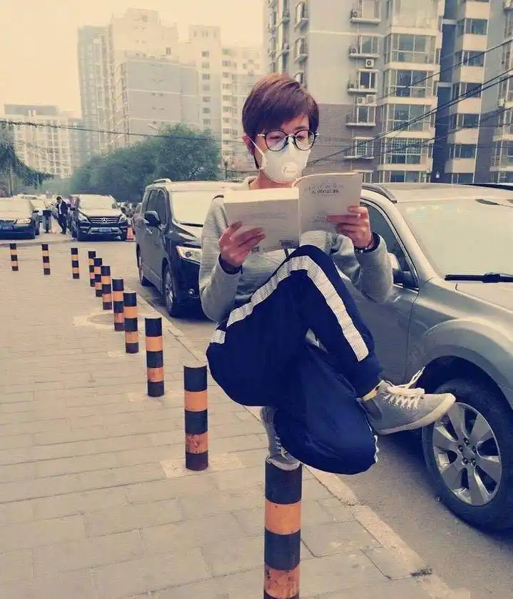 万茜一个下蹲火爆全网这样的随便蹲你能做到吗专家表示普通人切勿模仿