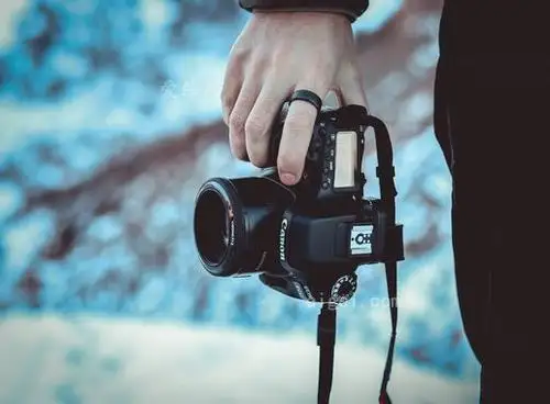 个人黑色佳能单反相机(person black canon dslr camera)