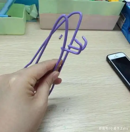 用衣架这样做个手机支架,让孩子看手机直播更轻松,还能保护眼睛