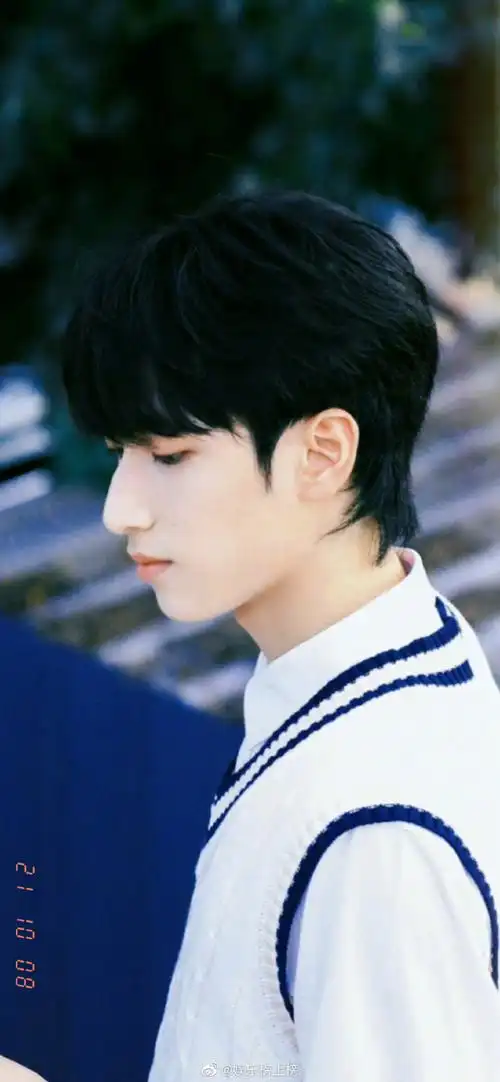 严浩翔十七锦年露锋芒##严浩翔执花白衣造型写真