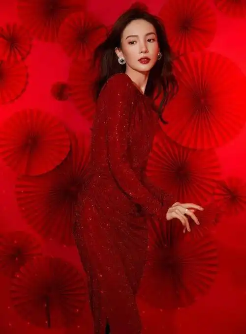 金晨春晚首秀满分,红色亮片褶皱长裙修长好身材,高颜值十分养眼