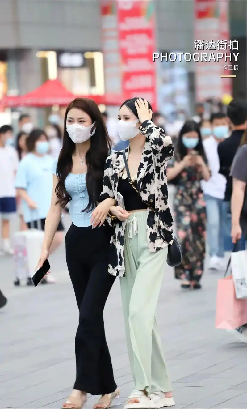闺蜜搭配#街拍 #太古里街拍 #穿搭 #街拍美女 #时尚穿搭 - 抖音