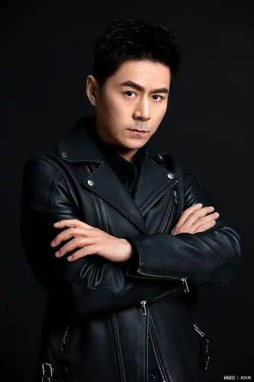 今日,演员常铖一组秋季机车服写真曝光.