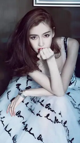 angelababy的气质自带高级,简单穿搭也很惊艳,不愧是时尚的宠儿