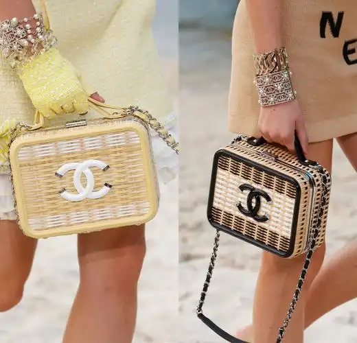 还有经典长链条配竹编盒子,还有彩色毛绒款以及别具一格的球形包包双