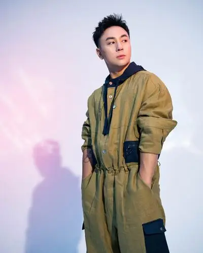 释小龙 工装连体裤释小龙 时尚大片释小龙 休闲释小龙 硬朗帅气近日