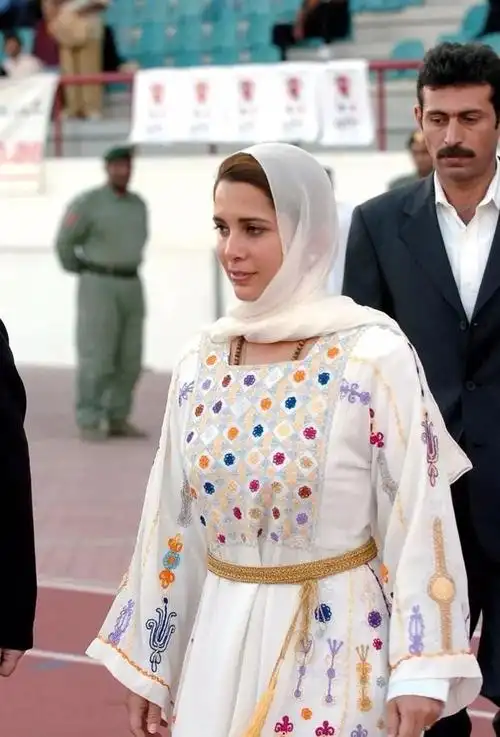 迪拜大王妃42年没有露过脸为表哥生了12个孩子儿子也娶了表妹