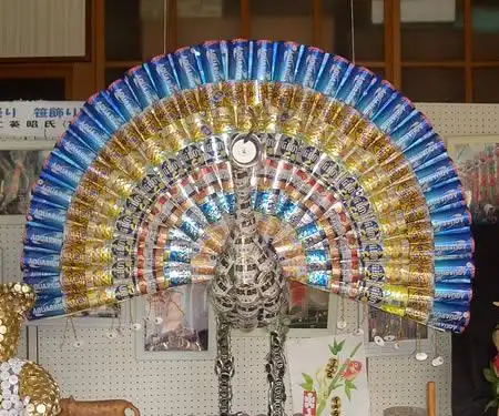 用废弃易拉罐制作的艺术品(图)