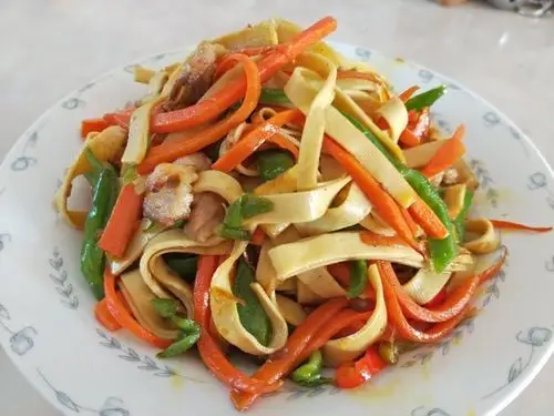 绿豆芽的小双子做的胡萝卜炒豆皮