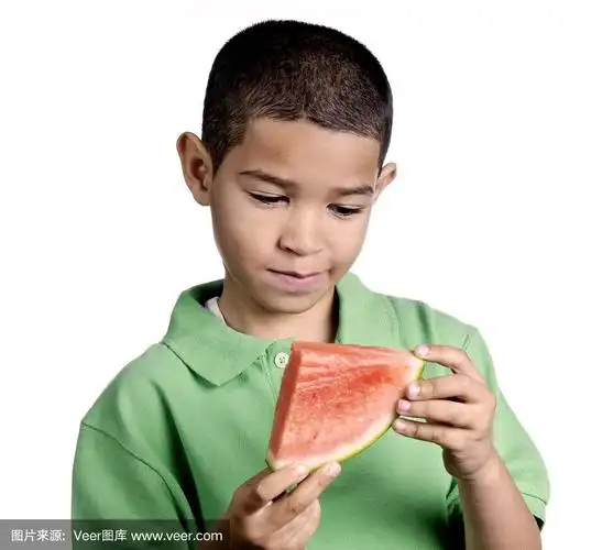 小男孩吃西瓜