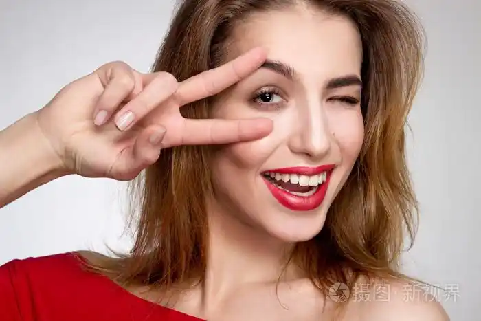红红的嘴唇在工作室中眨着眼睛的女孩