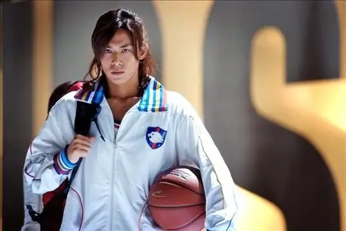 大灌篮中的陈楚河上两张陈楚河大灌篮的照片