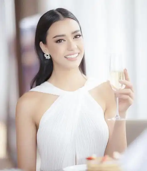 环球小姐2020泰国赛区冠军,这次来了一个高级脸,不笑的时候更美