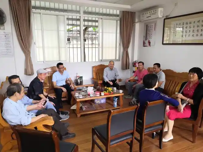 尊老敬贤的传统美德,重阳节来临之际,外砂中学举行离退休老师座谈会