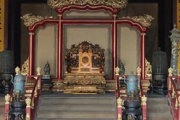 在这座宏伟的宫殿中,龙椅作为皇帝权力的象征,曾经是故宫博物院的重要