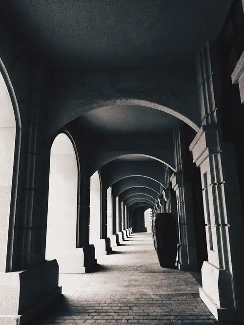 长廊无尽只留一人静静思考那便是自己