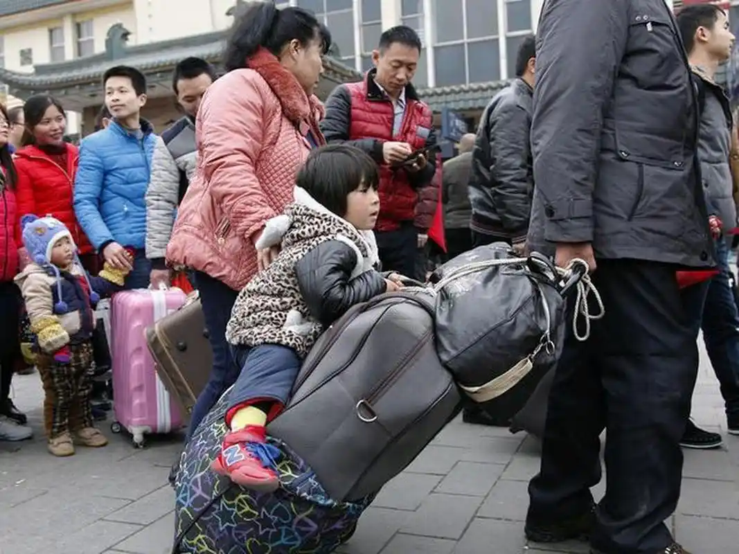 当初也不知道是谁提倡的农民进城务工,也不知道是谁又让农民工在城里