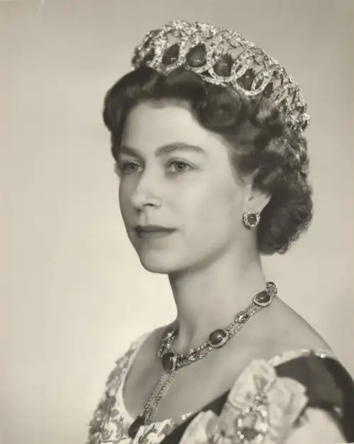 platinum jubilee: the queens accession」女王肖像珠宝展 | idaily