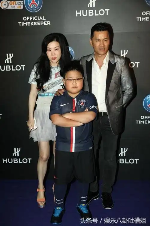 与周星驰周润发齐名娶内地富婆16年穷小子逆袭身家10亿