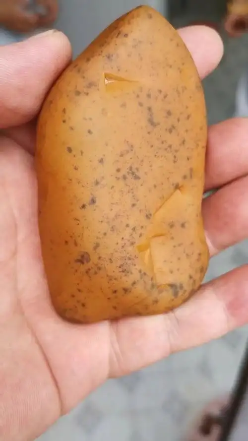 收藏级黄蜡石老年斑籽料