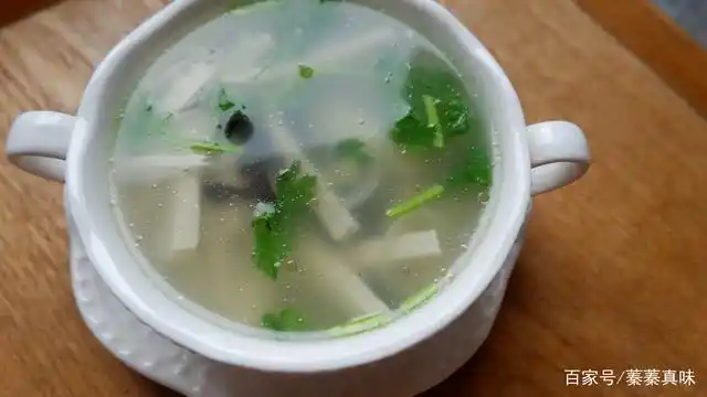 味道鲜美,口感清爽,滑滑嫩嫩的豆腐汤就做好了,就是这样简单,你喜欢吗