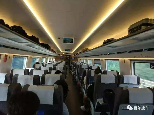 二等座车厢内部