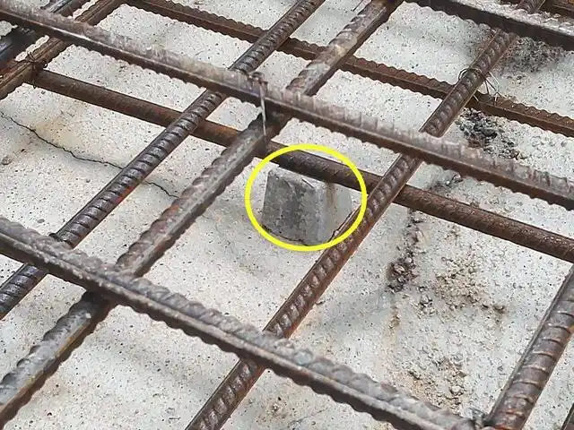 掰开钢筋保护层垫块他家插根竹签替代这样盖的房子能结实吗