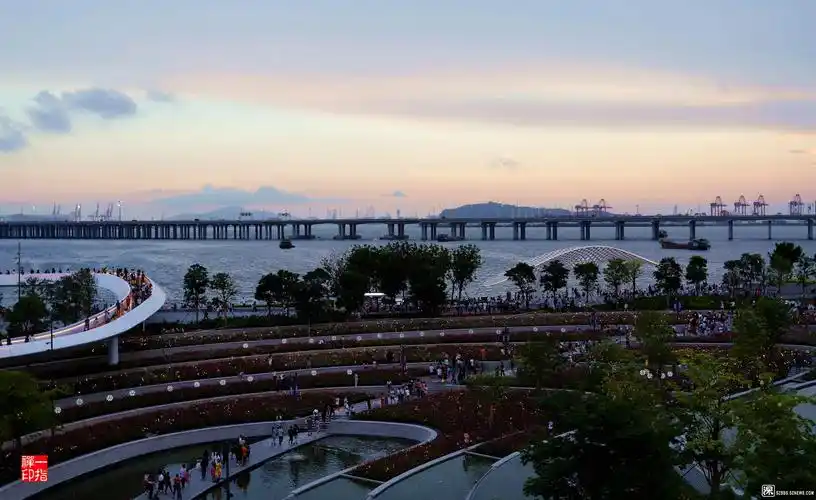 再次打卡矗立在宝安滨海文化公园的"湾区之光"摩天轮