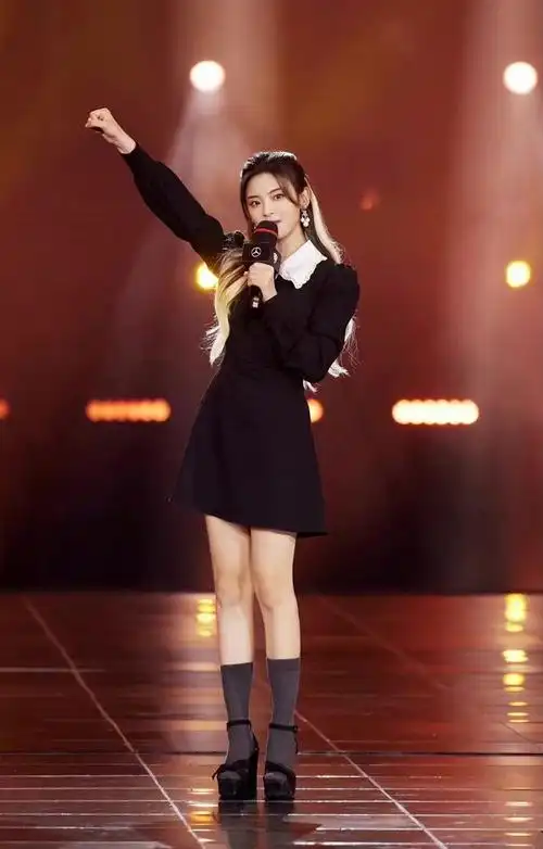 原创杨超越这腿真优越,穿小黑裙踩厚底鞋,双腿又细又长又直