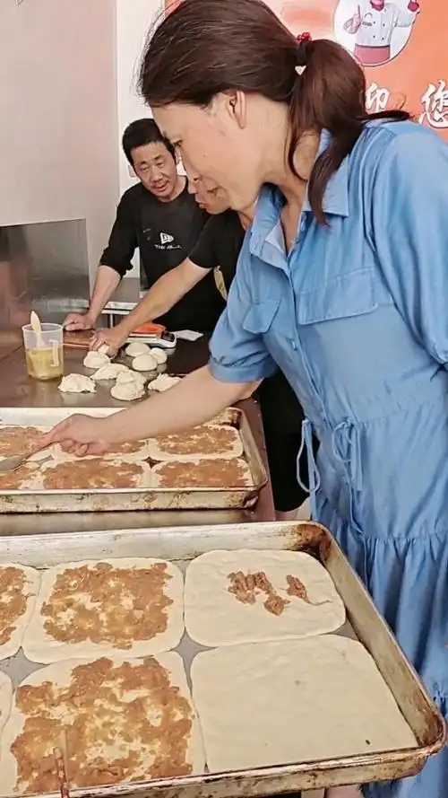 胖妈小吃培训学校一技在手吃喝不愁 武大郎烧饼学习中