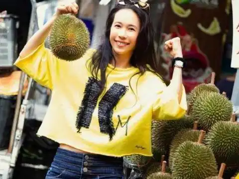 娱记曝周星驰现任爱人手撕前任于文凤去年妻子怀孕险被拍