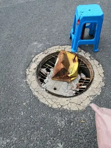 昆山黄浦江南路快到孔巷路口的下水井盖坏了望能补修