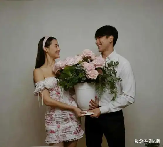 泰星yaya:我现在每天都打扮得漂漂亮亮地,等待着nadech的求婚