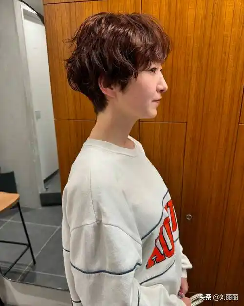 纹理烫能够为短发带来更多层次和动感.