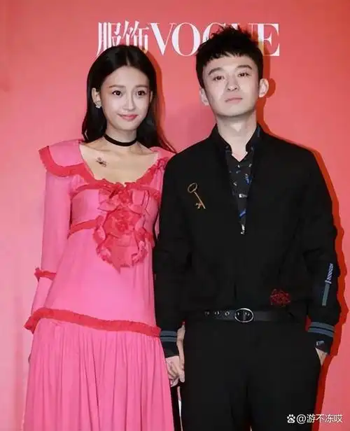 与董子健结婚后,孙怡总是与董子健一同出席红毯,当时孙怡已经有了几部