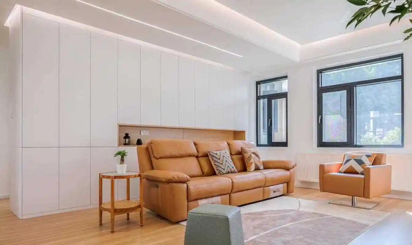 客厅木地板采用步步高的铺贴方式,简洁干净,也有着步步高升的美好寓意