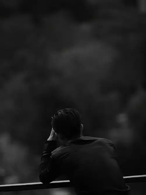 易烊千玺黑白侧颜照