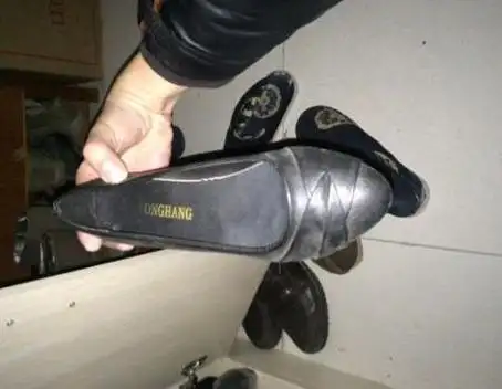 所以在此还是要提醒一下大家,不要把鞋子放在外面,一方面会挤压楼道本