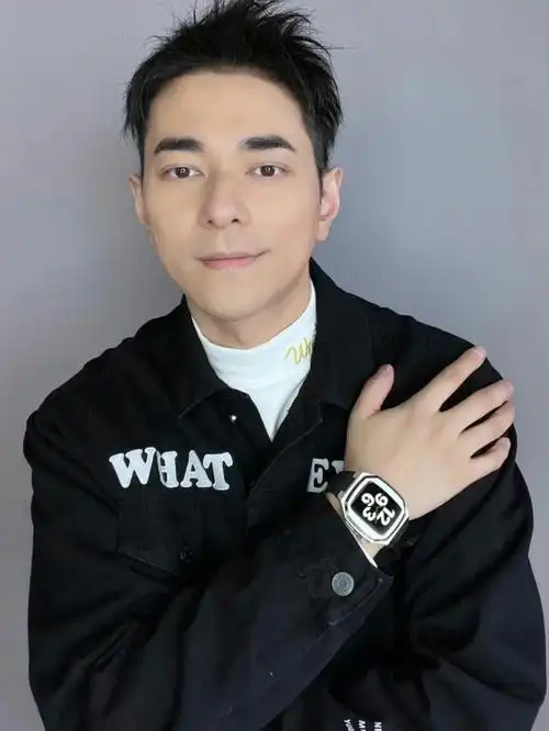 dw星尚 #知名主持人 ,潮流品牌主理人@李晨nic 身穿潮酷外套,腕间