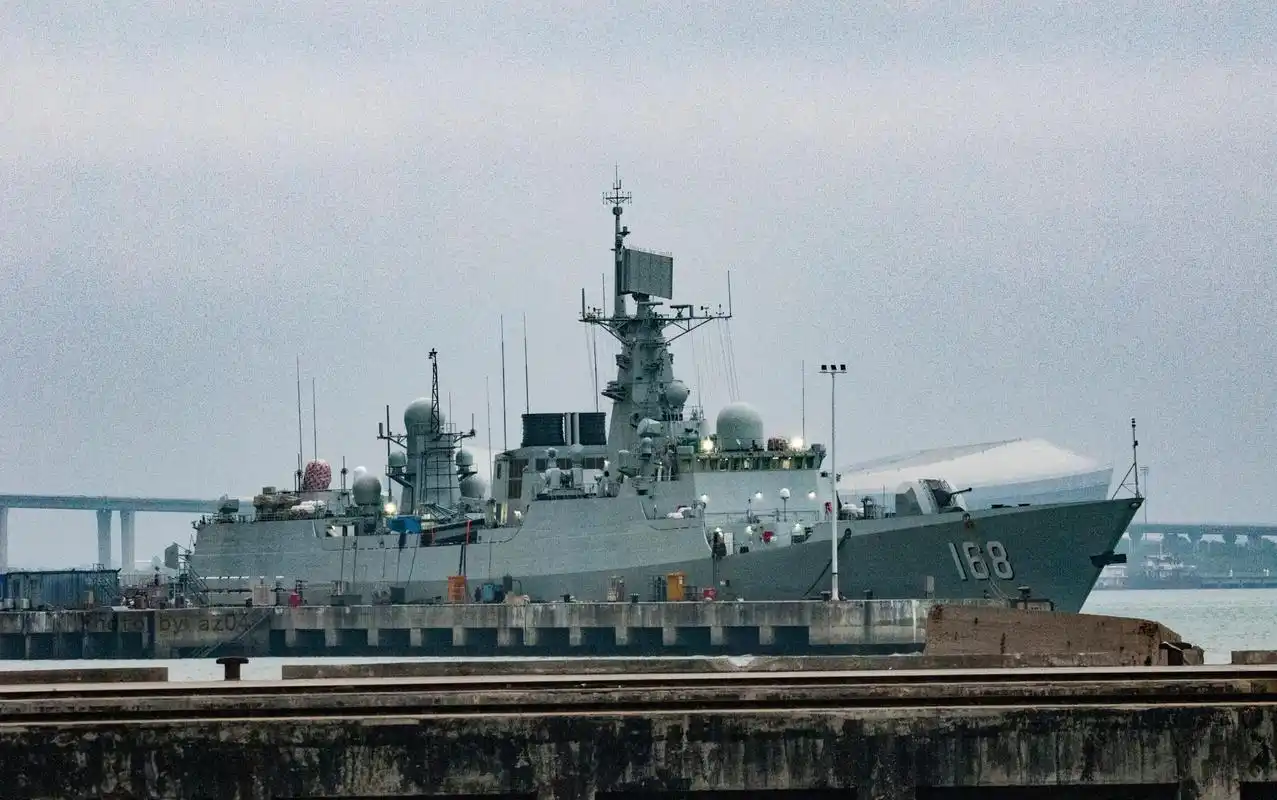 由于改装时间较早,"广州"舰是按照较早批次054a护卫舰的标准改装,因此