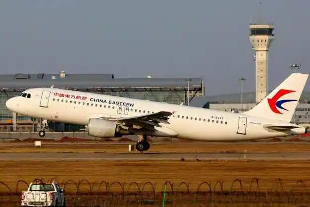 2016年机场塔台指挥失误,机长3秒化解危机,救下439人奖励300万|东航