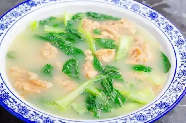 大厨教你制作美味的酥肉汤,汤鲜味美,肉质软烂,味道浓郁!