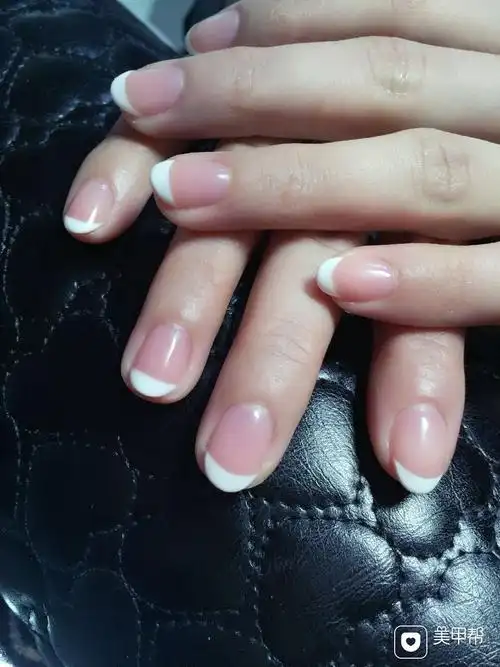 圆形法式手绘白清新甜美美甲图片