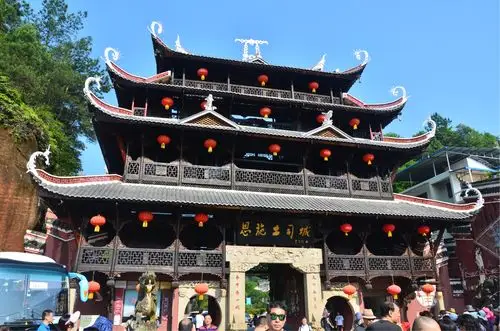 土司城包括门楼  侗族风雨桥  土司王宫一九进堂  白虎雕像