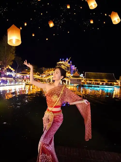 西双版纳傣族自治州告庄夜市傣泰写真