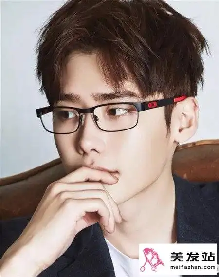 戴眼镜男生发型