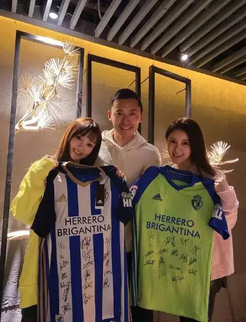 知名球星高雷雷晒出与李小璐合照马上要退役了我们三姐妹都要幸福