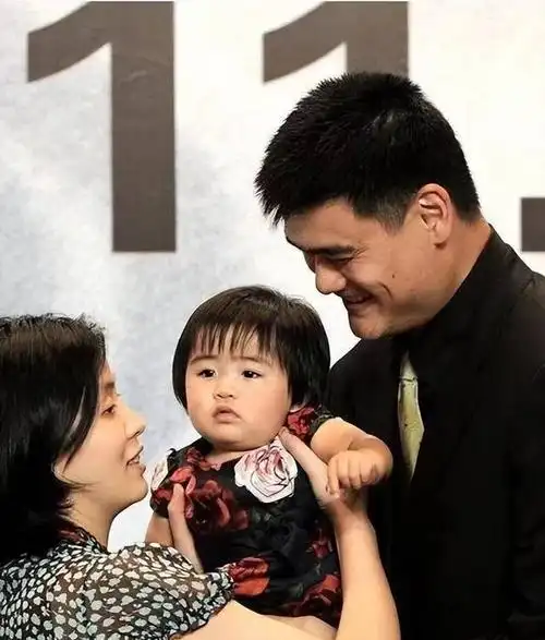 姚明一家三口现身餐厅,12岁女儿身高追平妈妈,目测足有1米9|叶莉